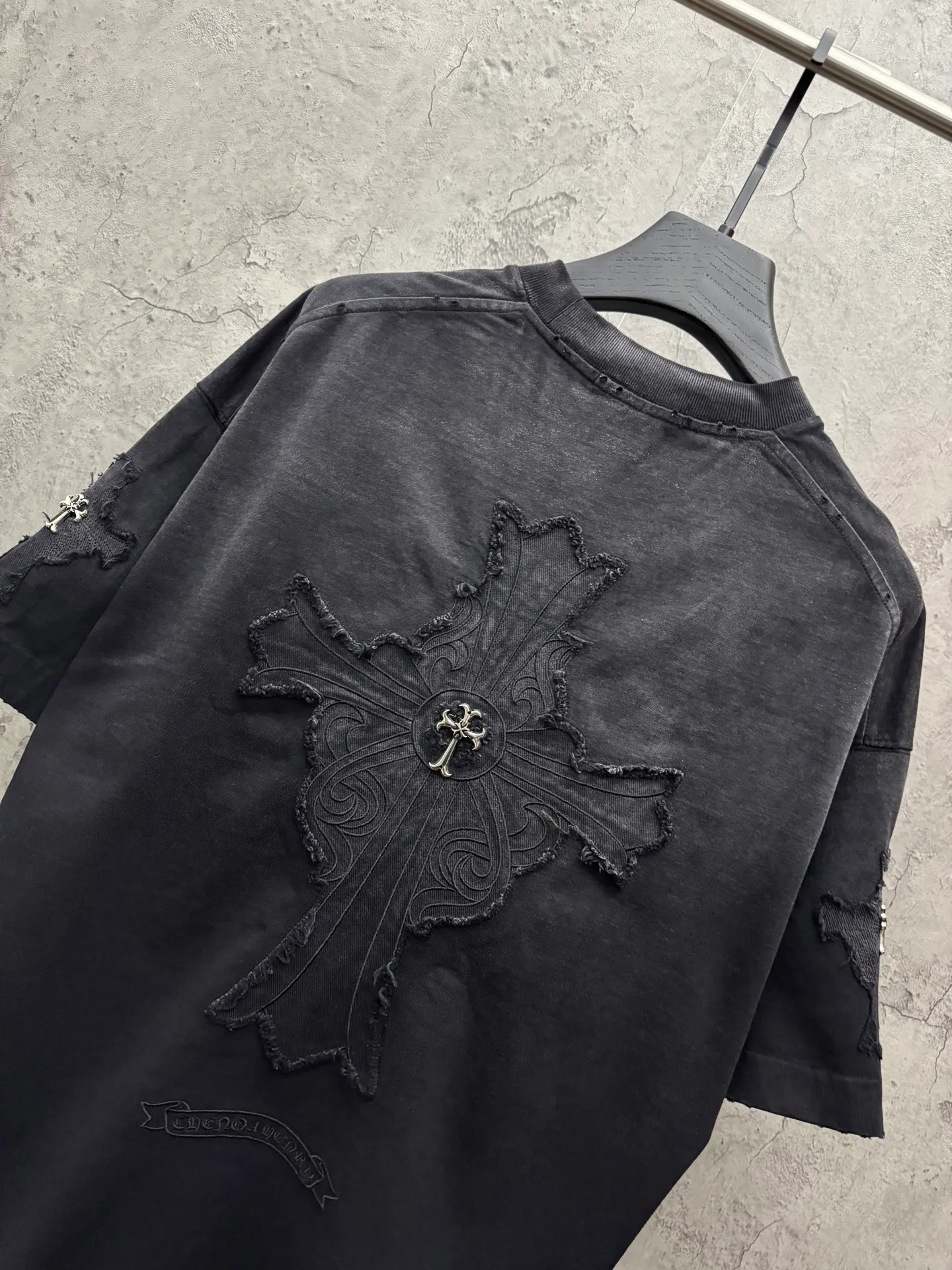 P240 top version, real shot without P, ​​different from market currency) 𝗖𝗵𝗿𝗼𝗺𝗲 𝗛𝗲𝗮𝗿𝘁𝘀/Croxin 2026 spring new original single counter American washed patch embroidered couple short sleeves 👑The highest version! Customized fabric 320 grams, washed and fried. Best-selling model at the counter. Very comfortable to wear. Accessories: Original molded and authenticated collar label➕100% silk wash label. Genuine purchase-grade original hangtag➕matching hanging rope➕3D hanging beads➕original packaging bag. Craftsmanship: The original version has consistent wiring! The highest version of the armhole matching technique! Color: Black Blue Size: S M L XL Style No.: 5207